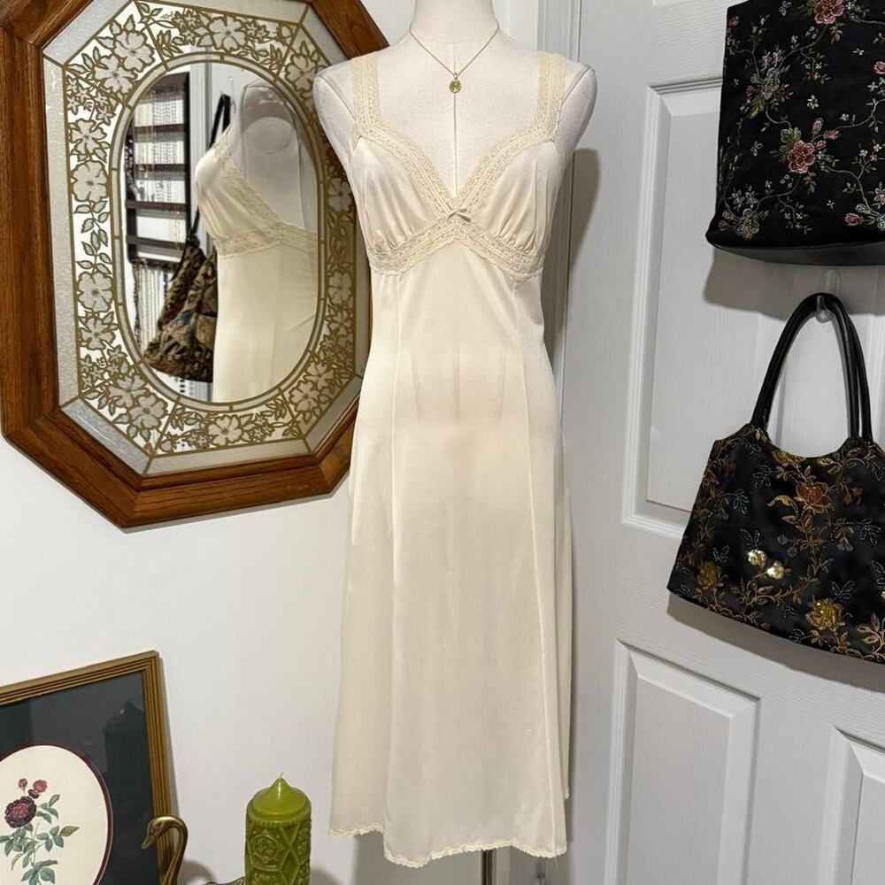 VTG 70s Olga Beige Lace Trim Coquette Cottagecore Textured Lingerie Slip Dress